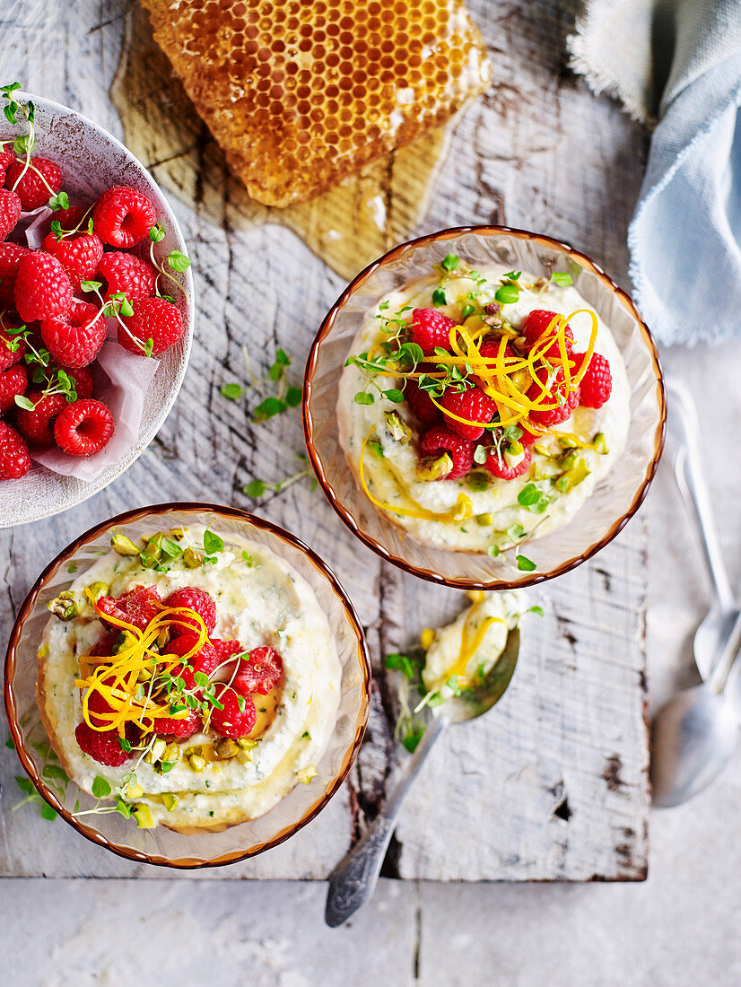 Orangen-Minz-Ricotta mit Himbeeren und Honig