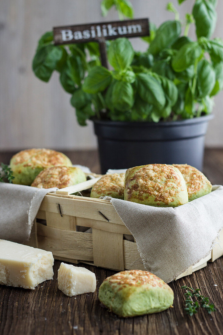 Scones mit Basilikum, Thymian und Parmesan