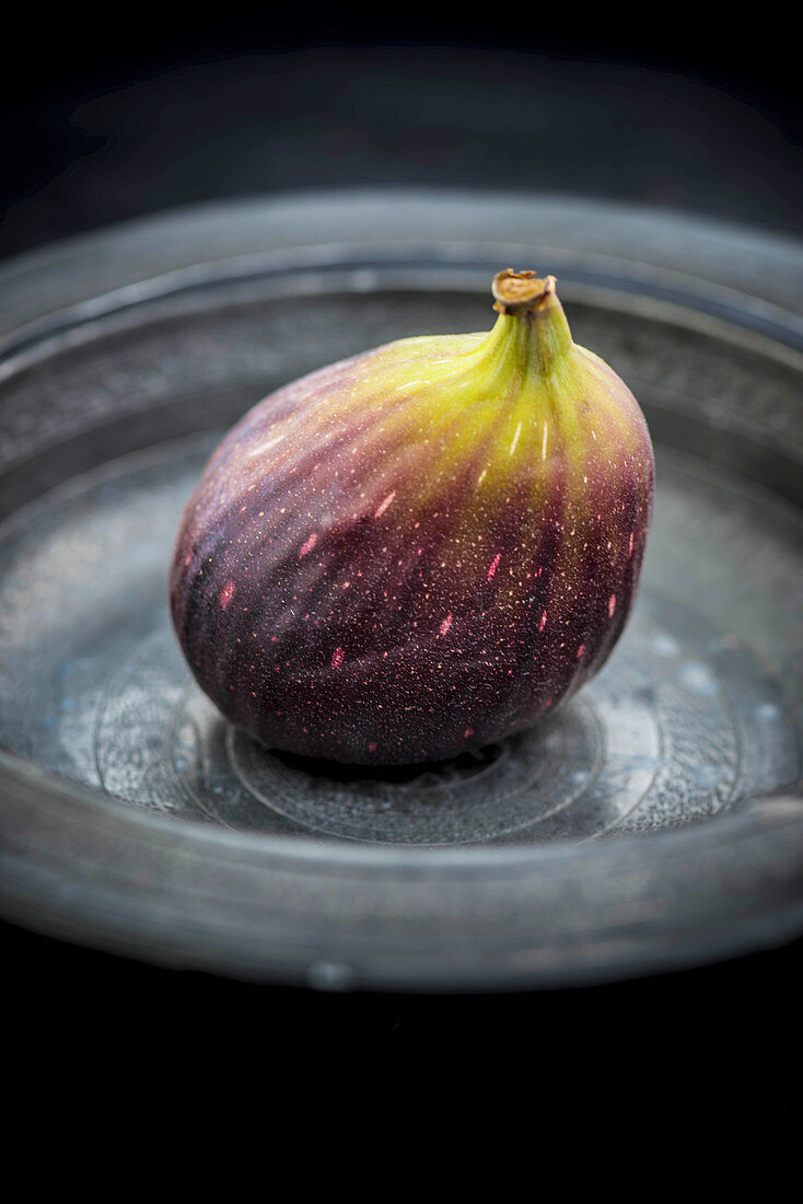 A purple fig in a bowl