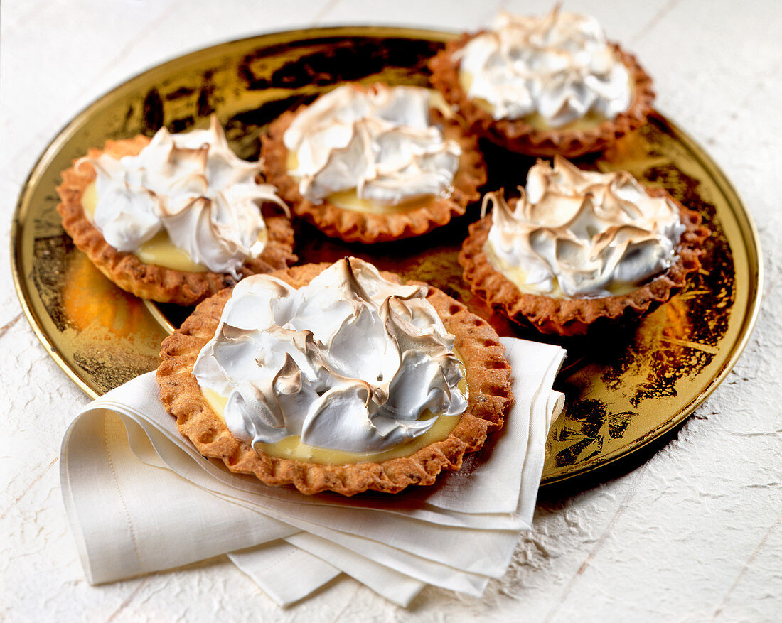 Tartlets with white chocolate cream and a meringue topping