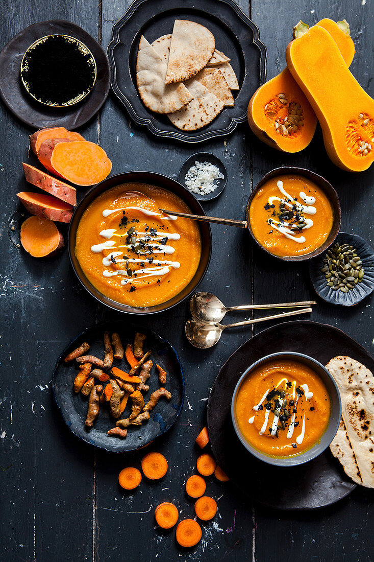 Kürbis-Süßkartoffel-Suppe mit Möhren und Kurkuma