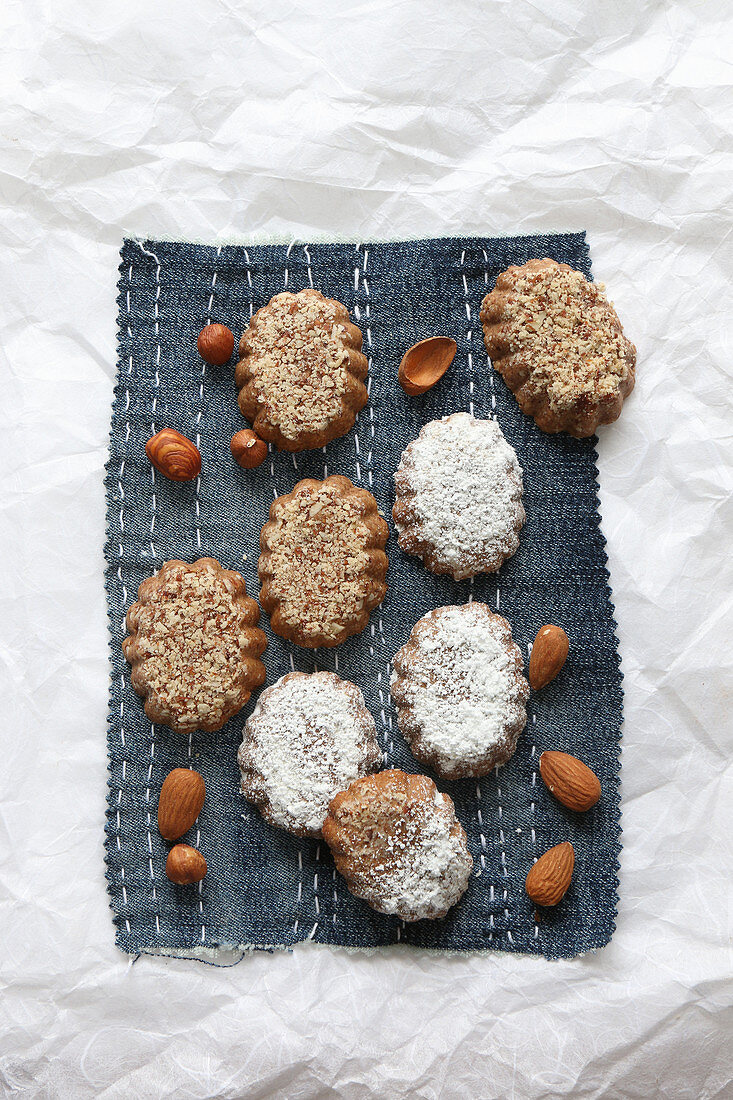 Hazelnut and almond biscuits with icing sugar