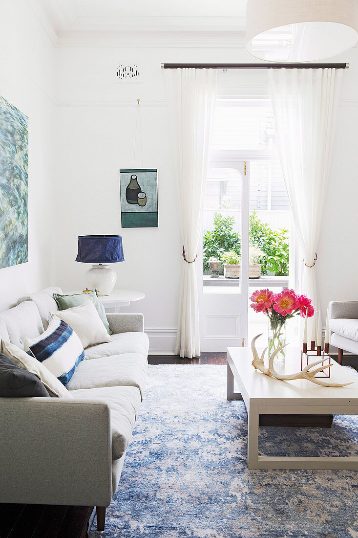 Helles Wohnzimmer in Weiß und Blau