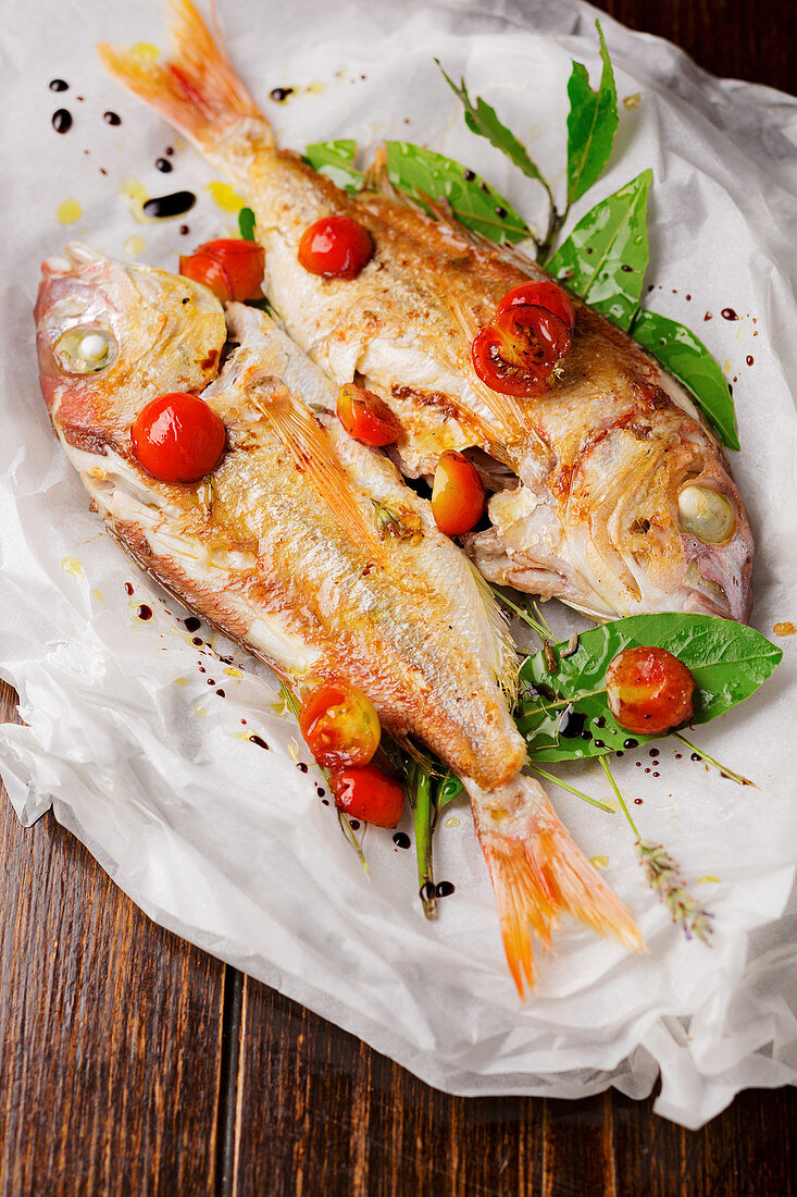 Ofengebackener Fisch mit Cocktailtomaten und Lorbeer in Pergament