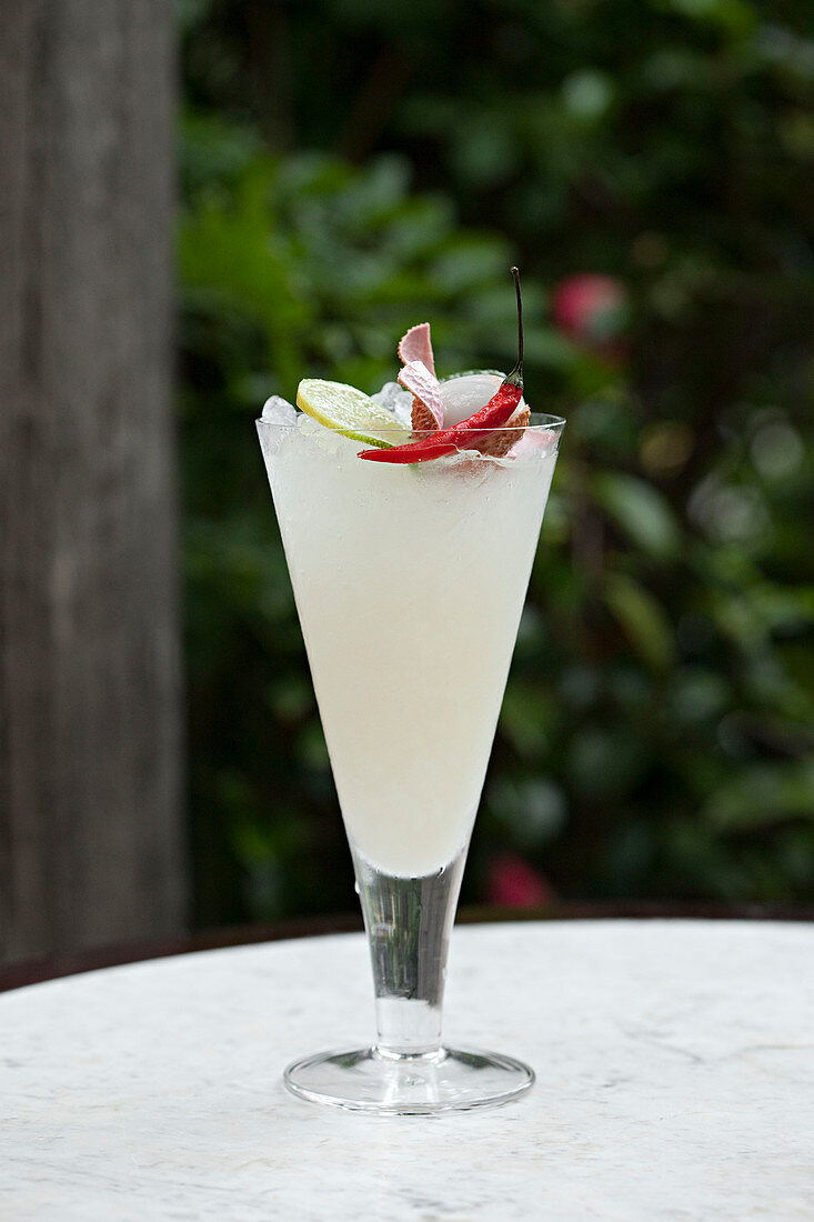 Litschi-Cocktail mit Chiligarnitur