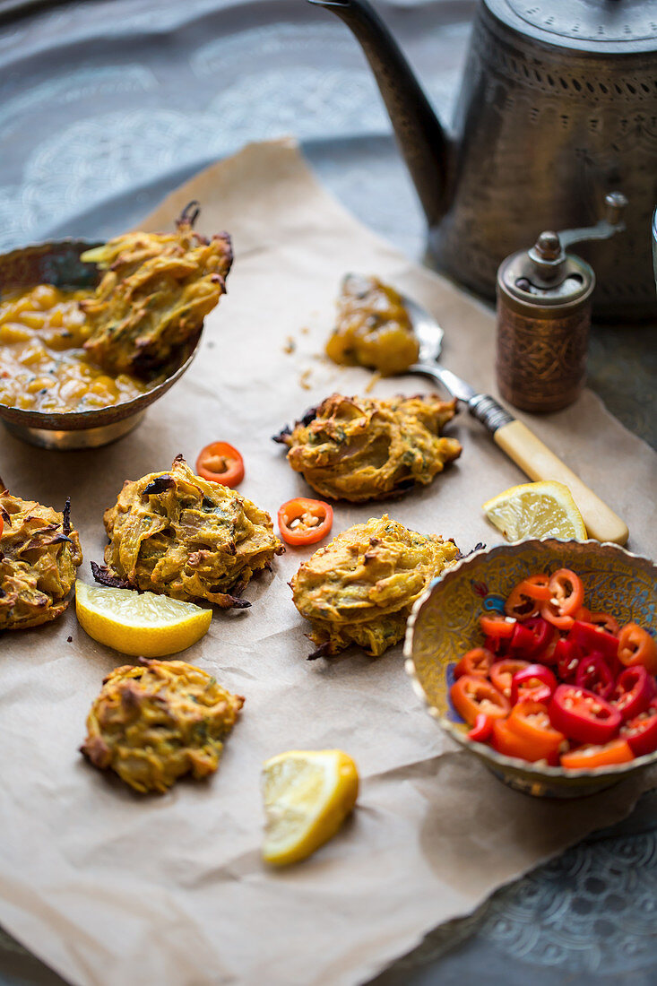 Zwiebel-Bhaji mit Mangochutney (Snack, Indien)