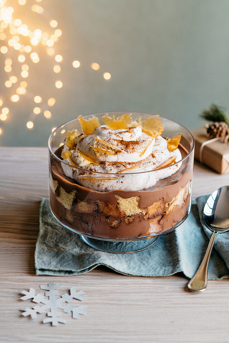 Weihnachts-Trifle mit Schokoladencreme, Pandoro und Honigkaramel