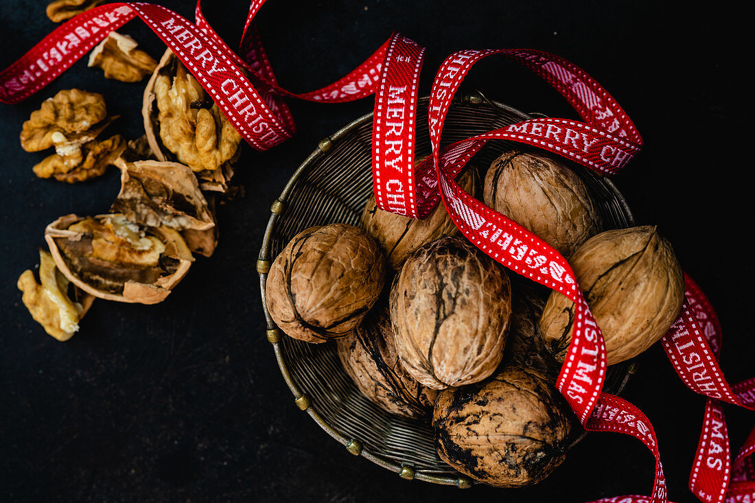 Walnüsse mit Weihnachtsband