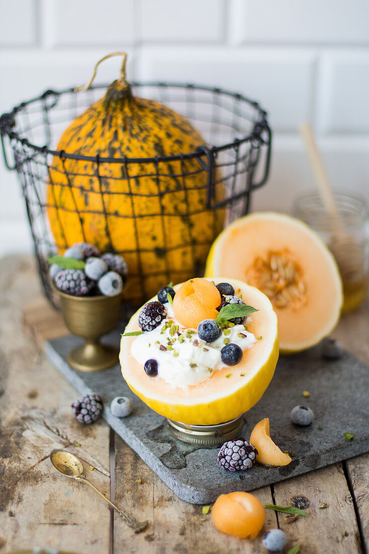 Melonen-Breakfast-Bowl mit Joghurt, Blaubeeren und Brombeeren