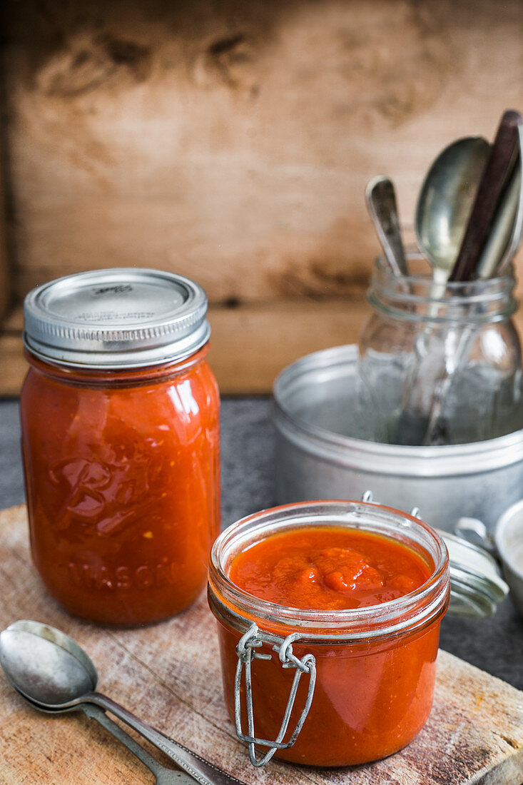 Selbstgemachte Tomatensauce in Gläsern