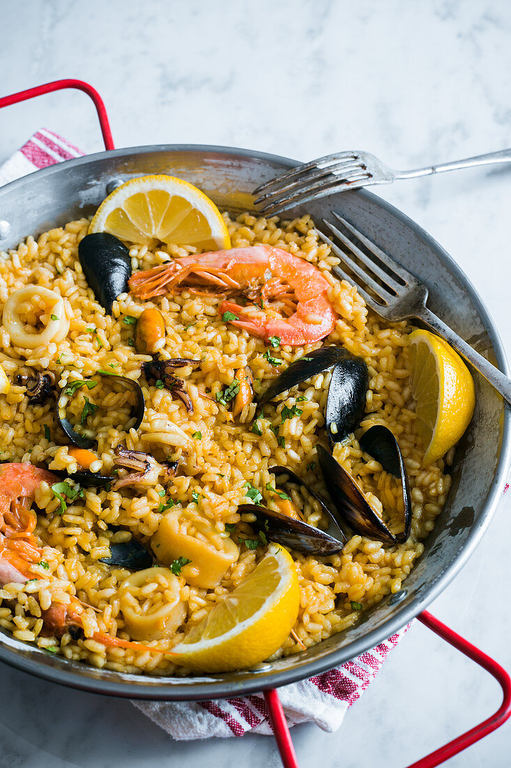 Paella mit Meeresfrüchten und Meyer Zitronen