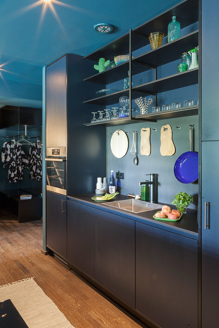 Modern fitted kitchen in petrol blue and … – License image