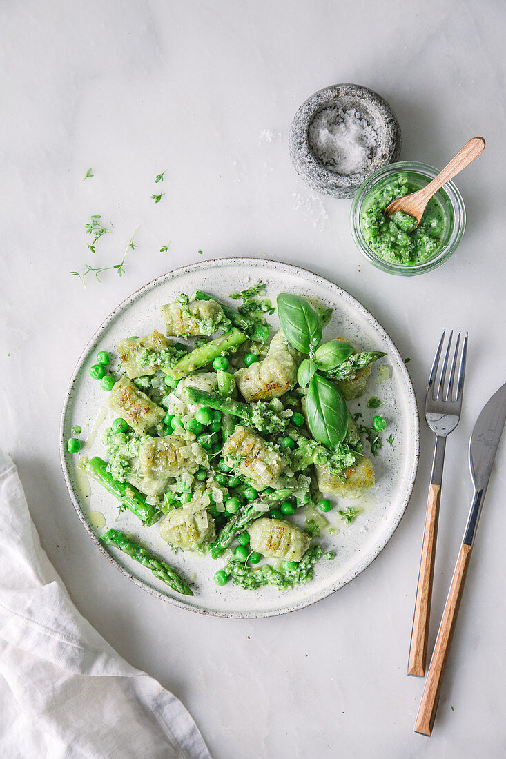 Gnocchi with peas and green asparagus (seen from above)