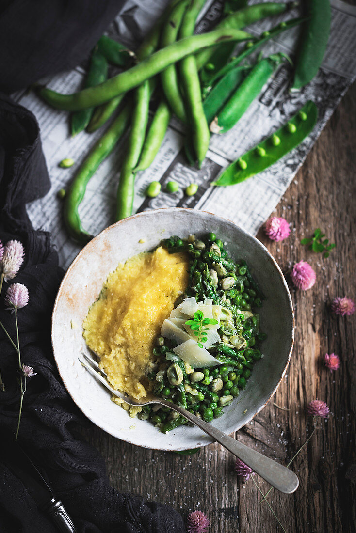 Polenta mit Erbsen-Bohnen-Gemüse