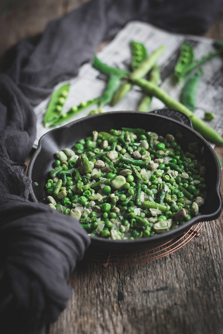 Pan with green peas dish