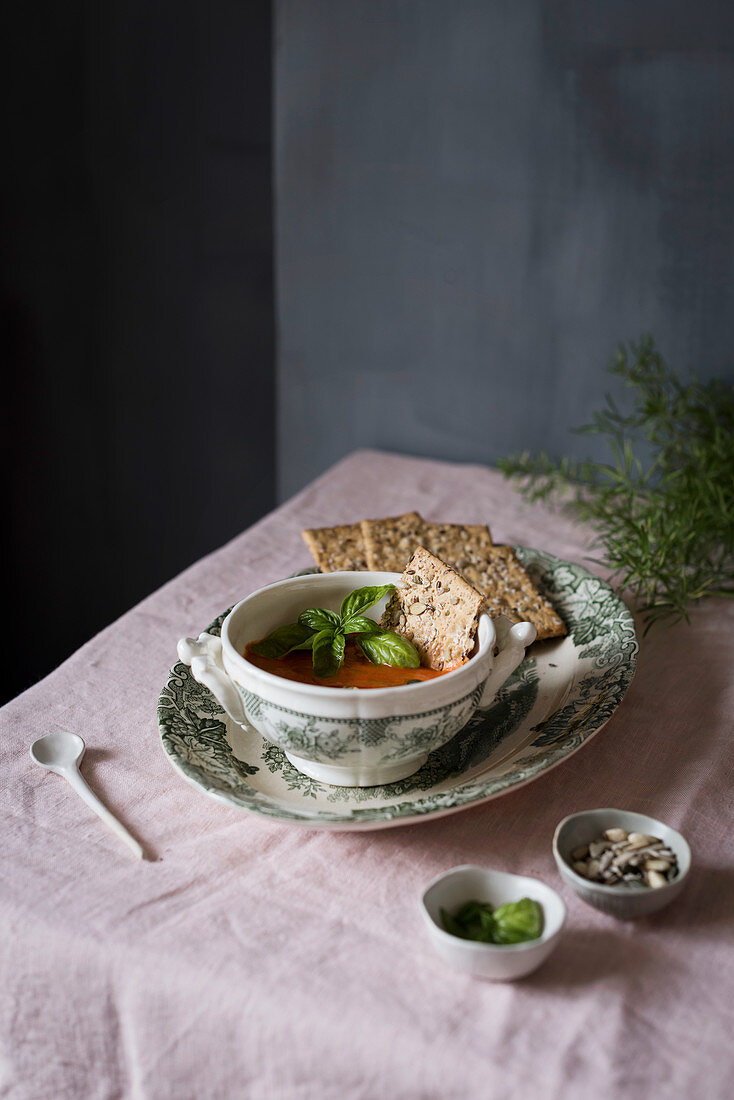 Paprikacremesuppe mit Basilikum