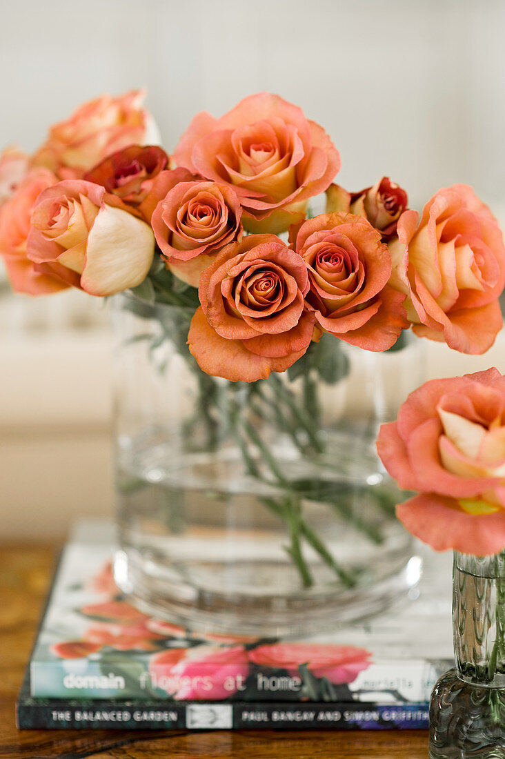 Cylindrical glass vase of dusky-pink roses