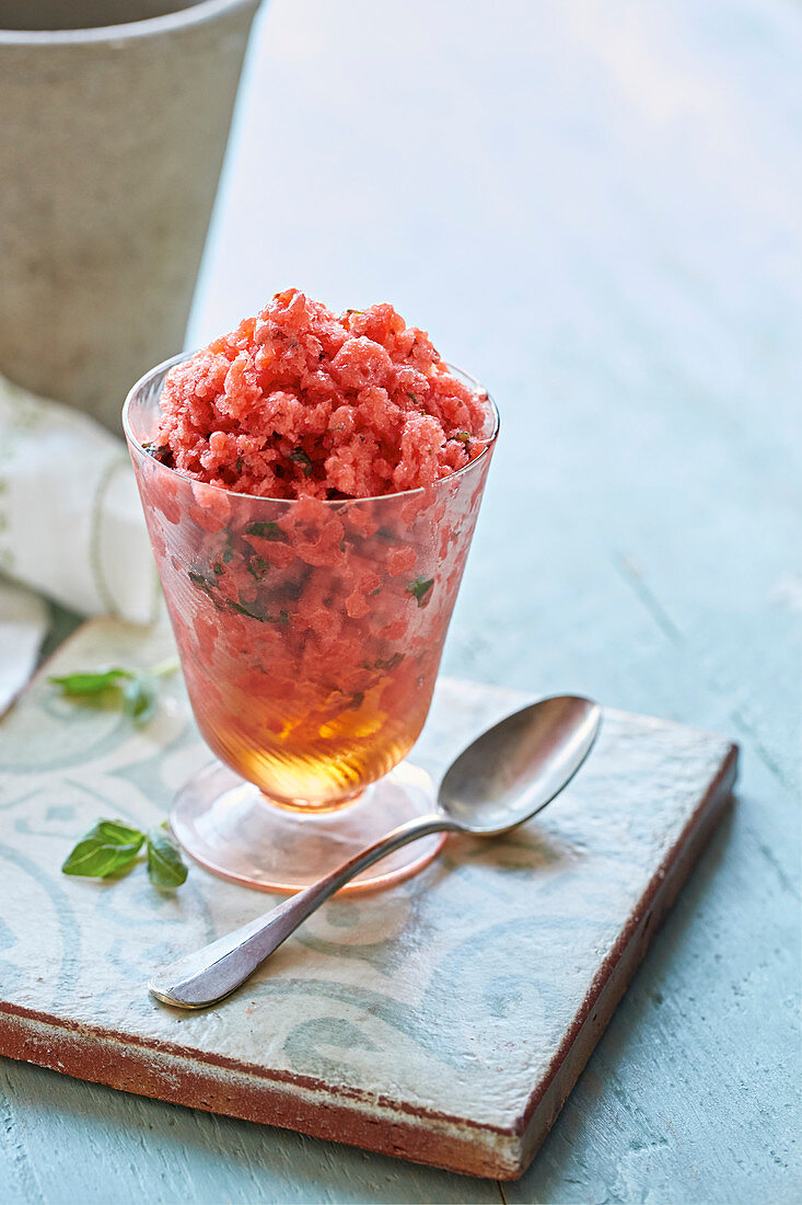 Himbeer-Granita in Glas