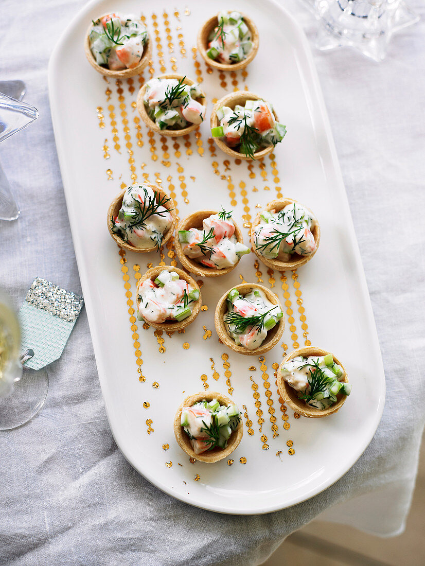 Festliche Mini-Tartes mit Garnelen, Stangensellerie und Dill