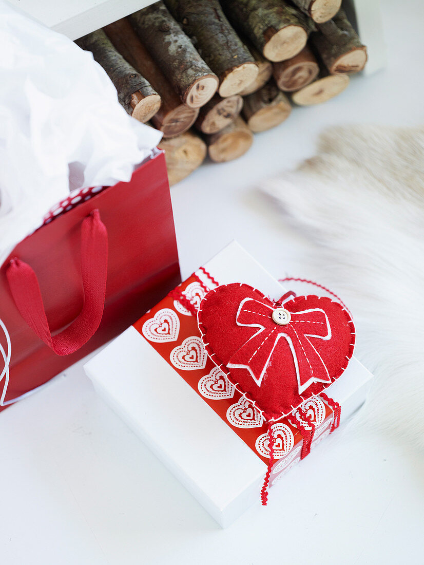 Gift pack decoratively decorated with a fabric heart