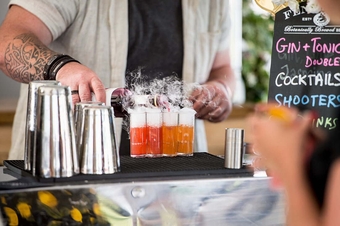 Barkeeper bereitet Cocktails zu