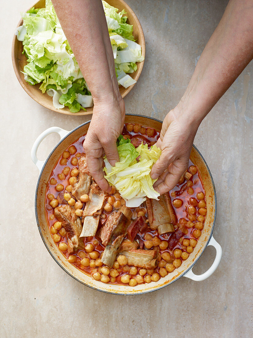 Ceci alla cilentana zubereiten (Kichererbsen mit Schweinerippchen und Gemüse, Italien)