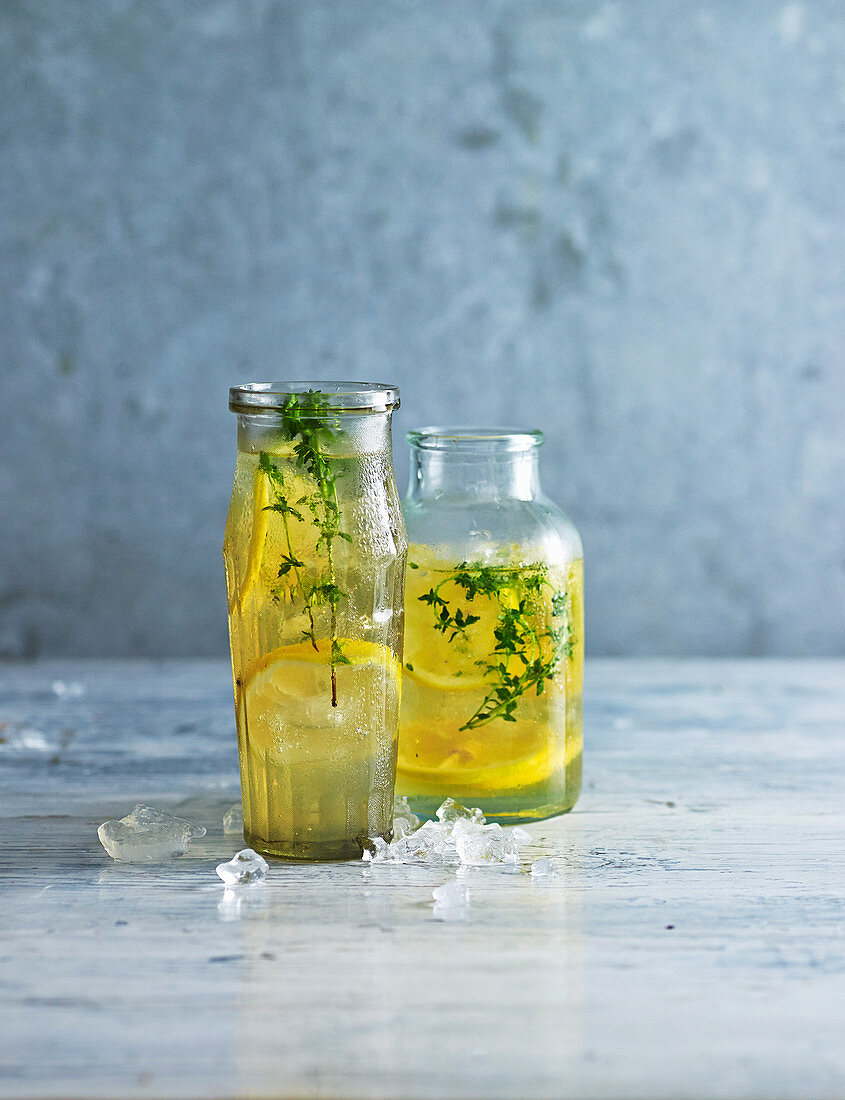 Chamomile and lemon iced tea