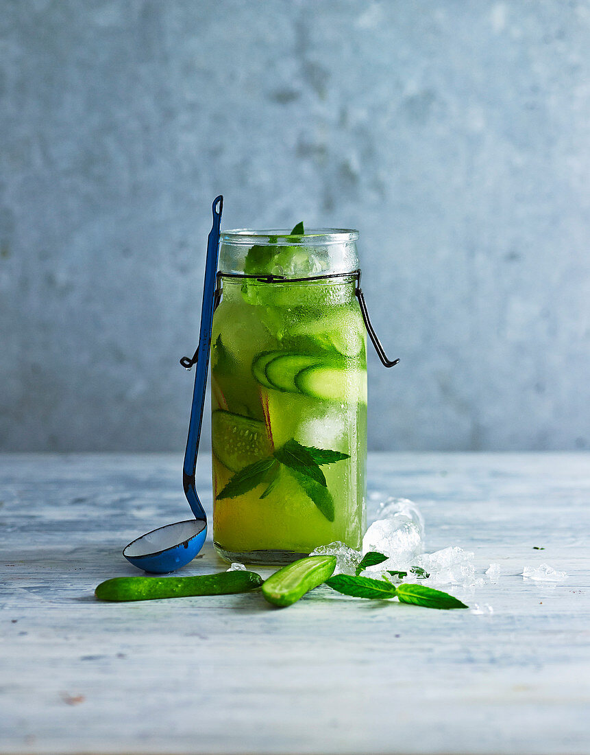 Grüner Eistee mit Gurke und Minze