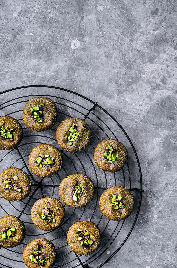 Vegane und glutenfreie Tahini-Mandelkekse auf Abkühlgitter (Aufsicht)