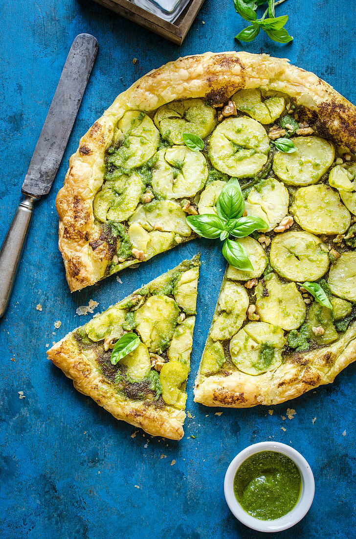 Kartoffeltarte mit Pesto und Walnüssen