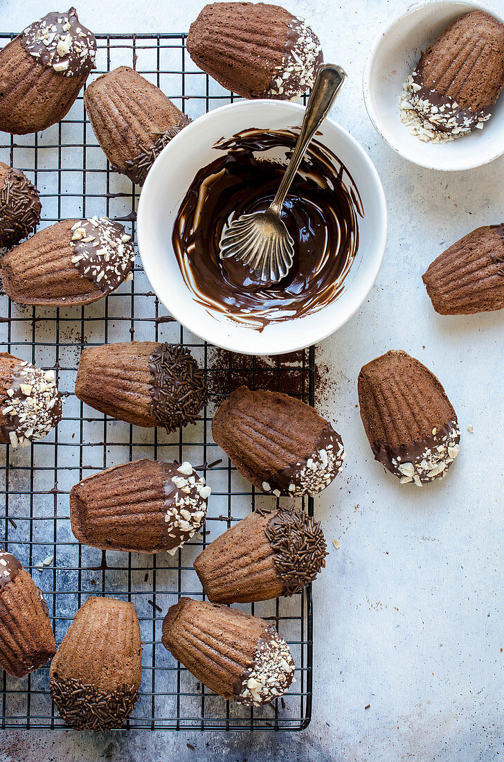 Schokoladen-Madeleines mit Schokoladenglasur verzieren