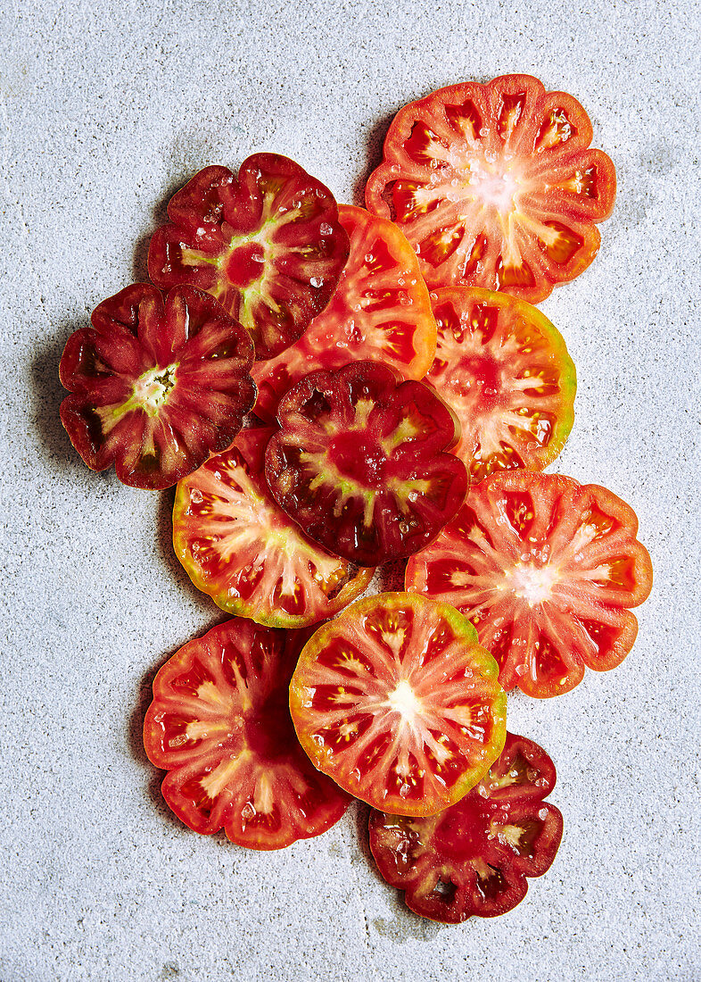 In Scheiben geschnittene Heirloom Tomaten (Aufsicht)