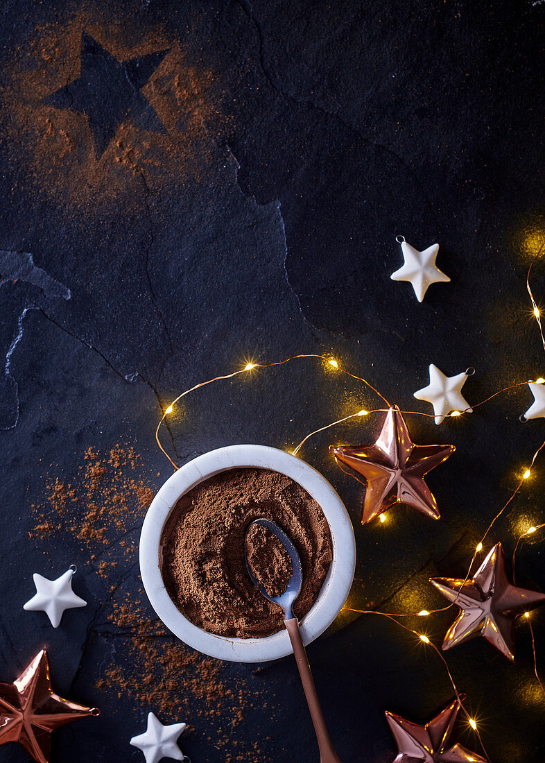 Kakaopulver mit Weihnachtsdeko