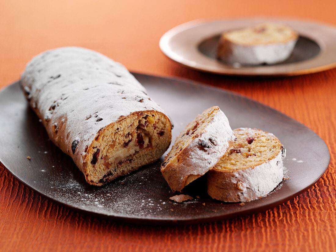 Stollen mit Puderzucker zu Weihnachten