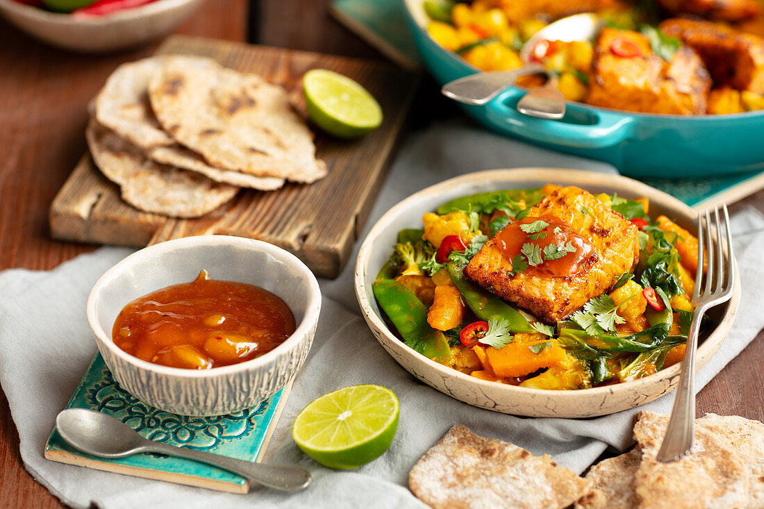 Kürbis-Blumenkohl-Curry mit Erbsen, gebackenem Lachs und Mangochutney