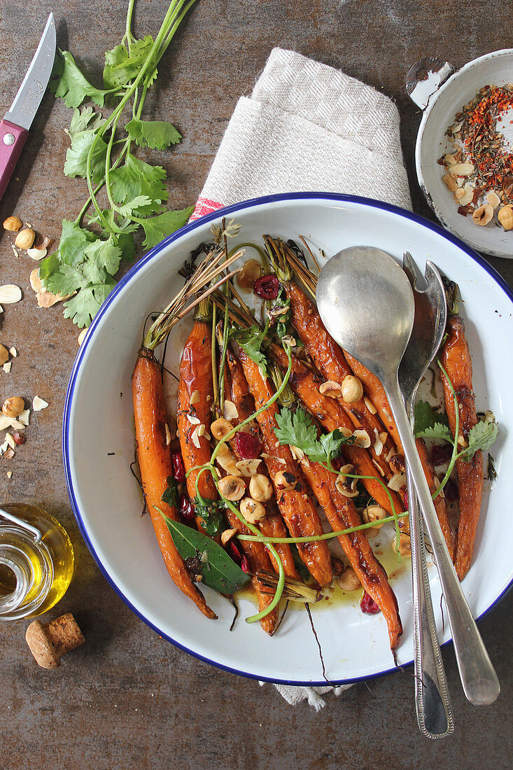 Baked carrots with nuts