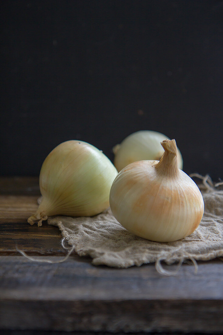 Fresh onions on a cloth