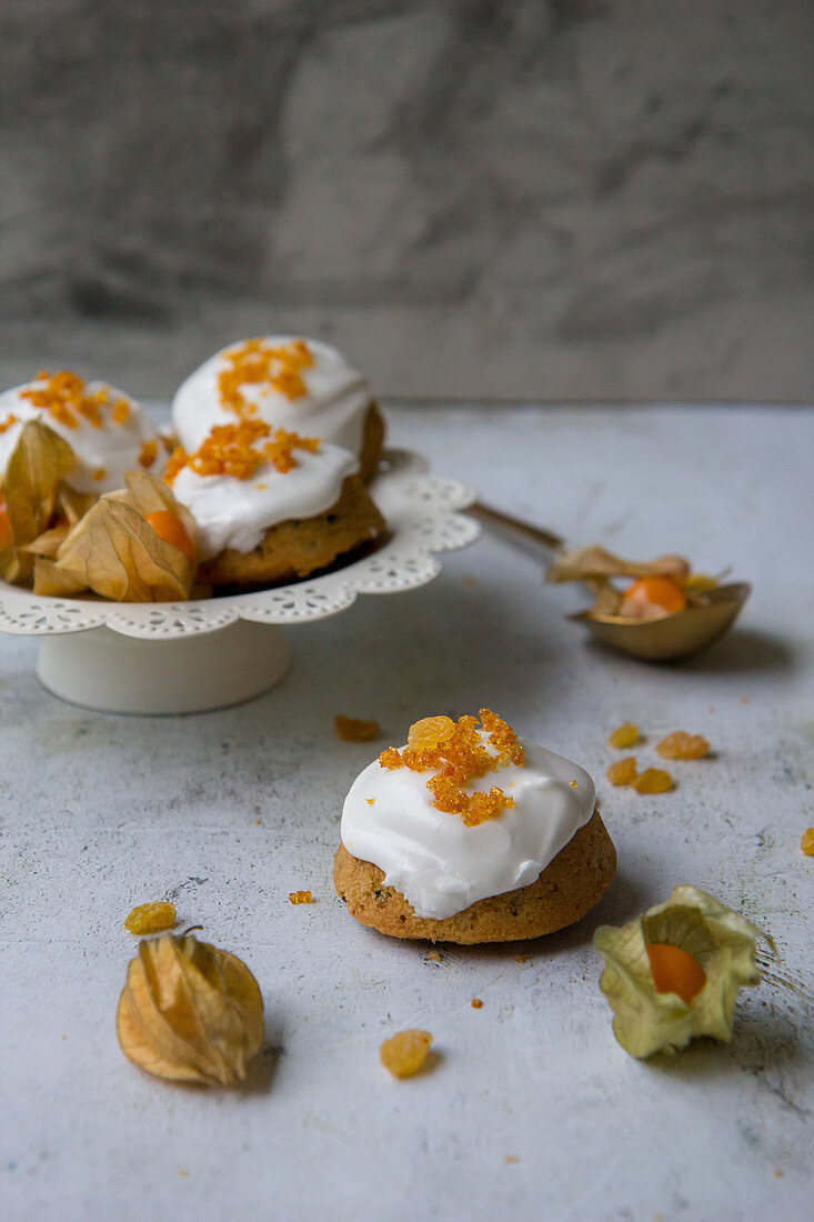 Small Christmas cakes with physalis