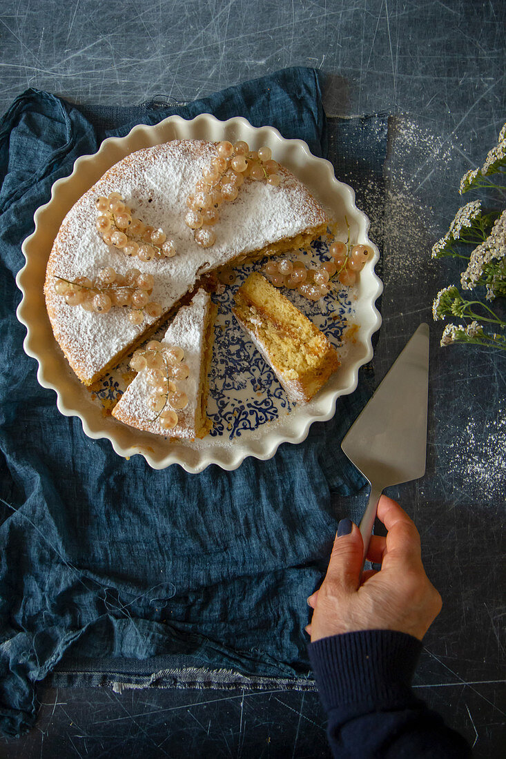 weiße Johannisbeerpie mit Marmelade, angeschnitten