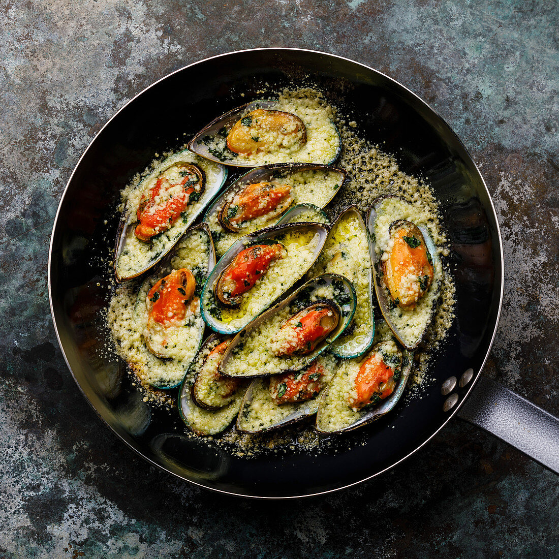 Grünschalmuscheln mit Parmesan in der Pfanne (Aufsicht)