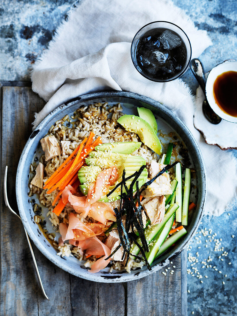 Sushi Bowl mit Thunfisch, Avocado, Algen und Zucchini