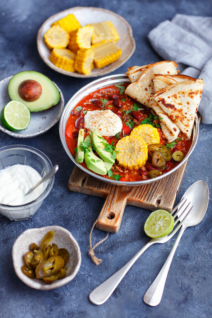 Chili con Carne mit Avocado, Mais und Tortillas