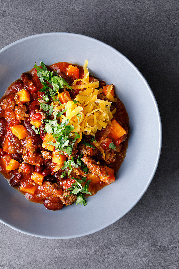 Pfannen-Chili mit Süßkartoffeln und Cheddar