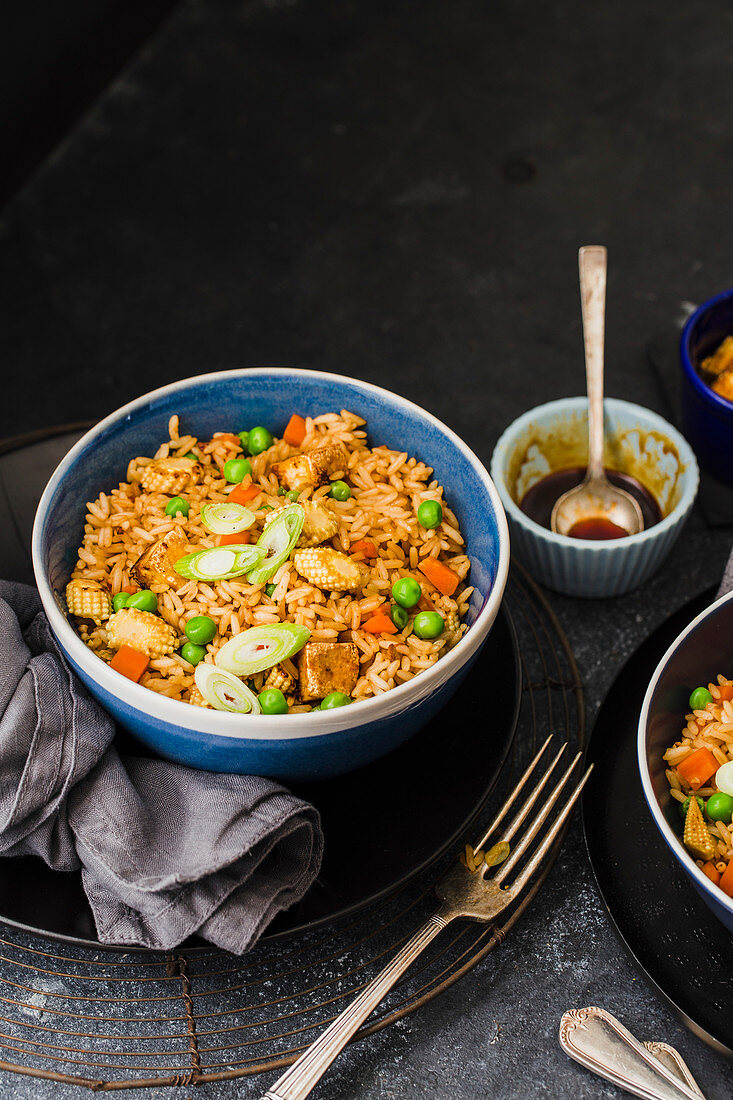 Gebratener Reis mit Tofu, Gemüse und Honig-Sojasauce