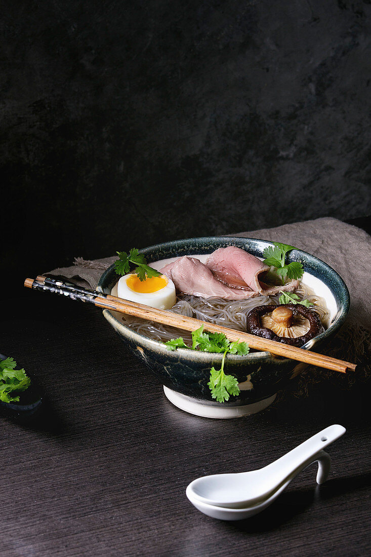 Japanische Nudelsuppe mit Ei, Rindfleisch, Shiitakepilzen und Koriander