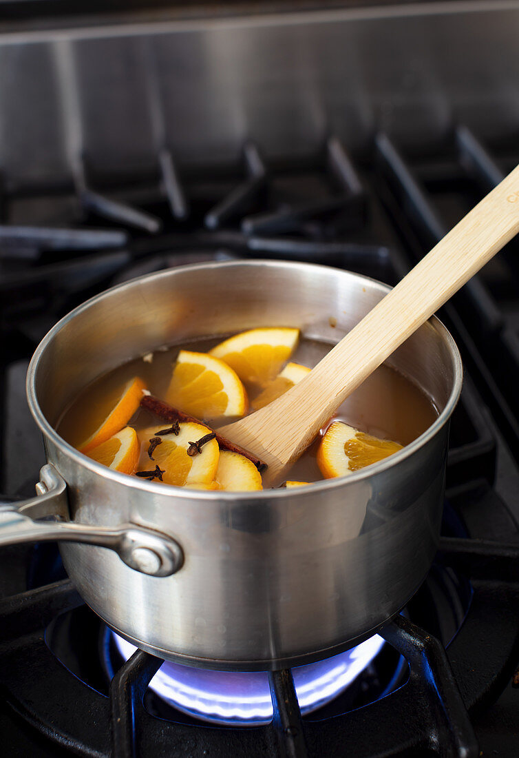 Making apple cider with spices