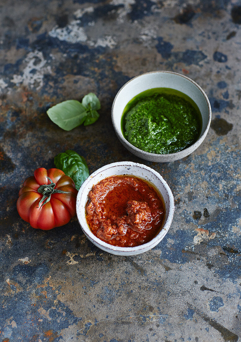 Grünes und rotes Pesto