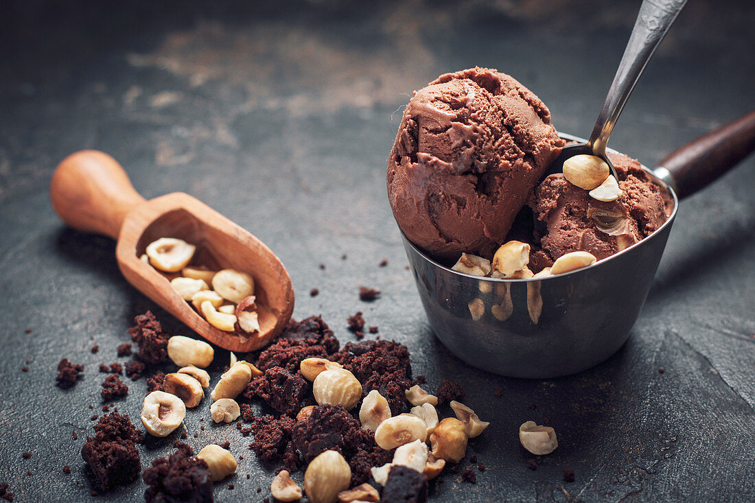 Veganes Kokos-Schokoladeneis mit Brownies und Haselnüssen