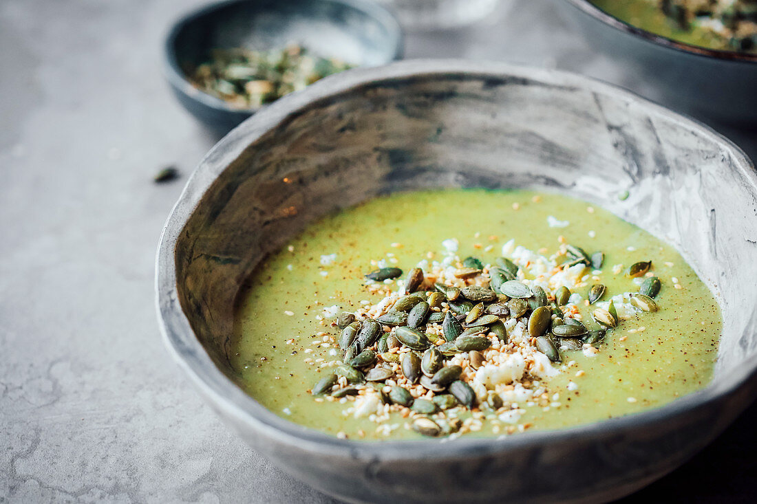 Grünkohlsuppe mit Kürbiskernen