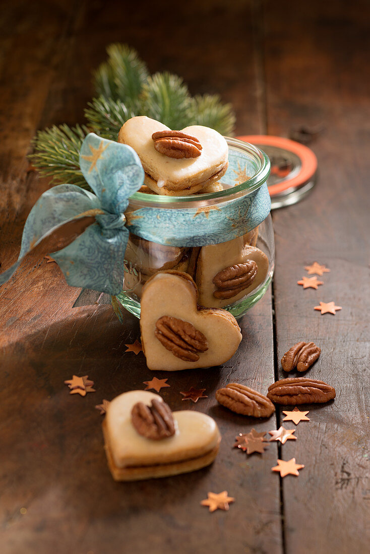 Stuffed pecan hearts (Christmas)